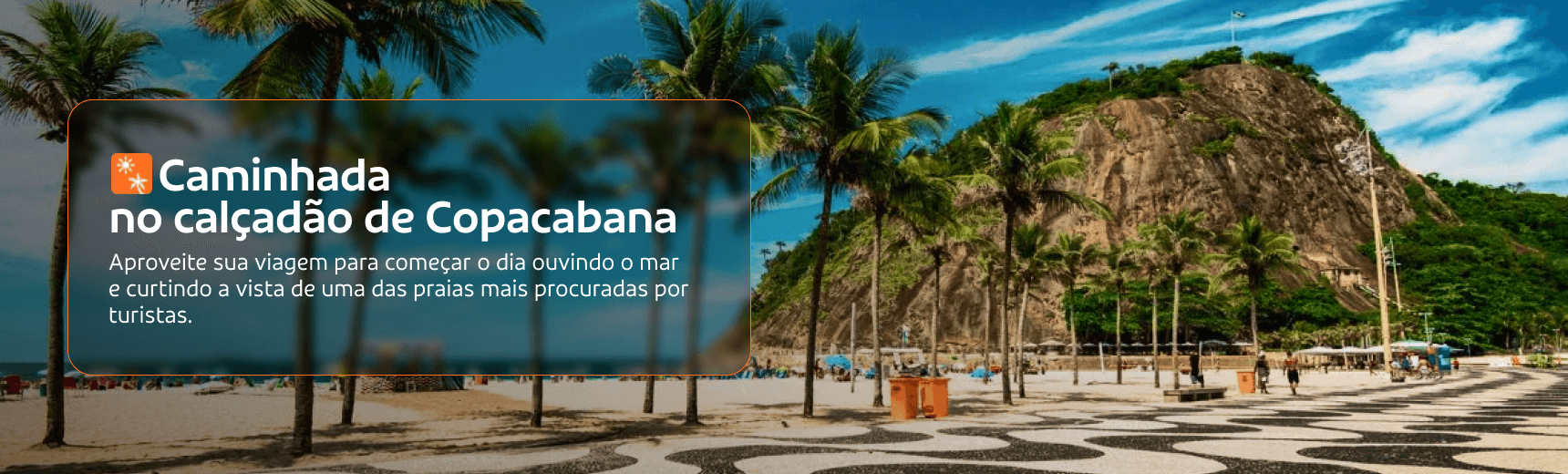 Visa da calçada, da areia, de coqueiros e de morro na praia de copacabana