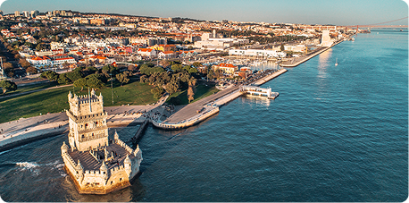 Vista panorâmica de Lisboa com seus telhados e o Rio Tejo ao fundo