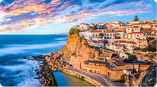 Centro histórico de Cascais com vista para o oceano Atlântico