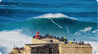 Praia da Nazaré em Portugal, famosa pelas ondas gigantes