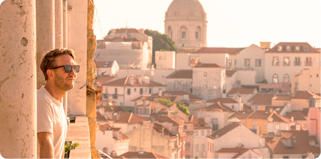 Bairros tradicionais de Lisboa com fachadas coloridas
