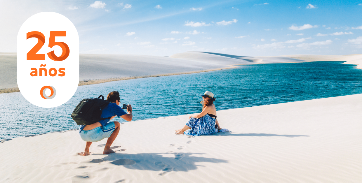 Casal na Praia tirando fotos